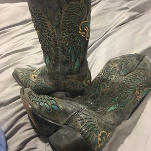 Corral wing and fleur de lis boots.
